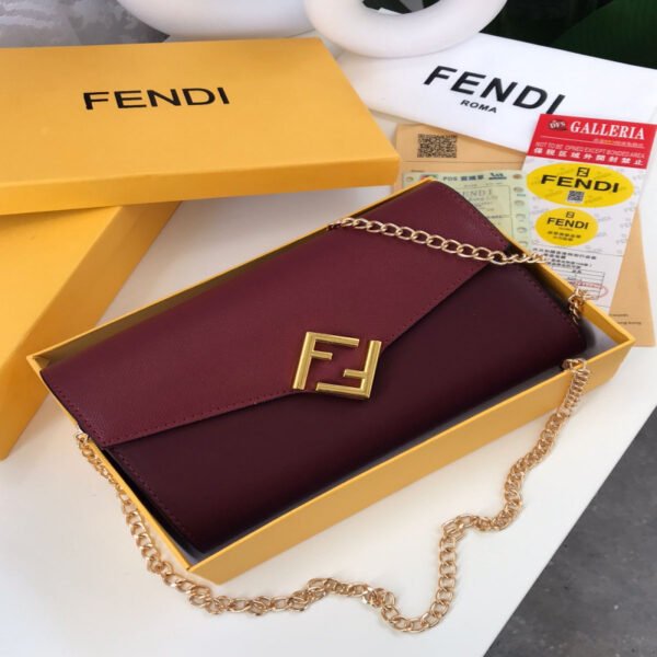 شنطة نسائية من ماركة فندي FENDI