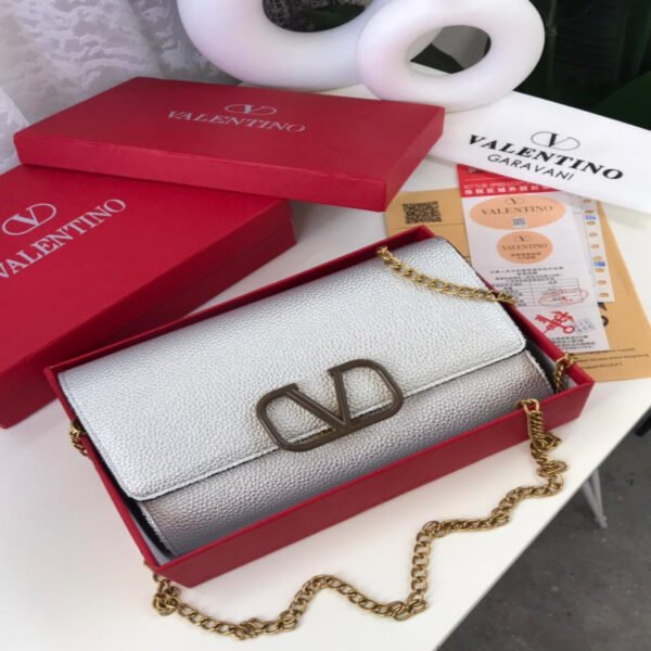 شنطة نسائية من ماركة فالنتينو VALENTINO